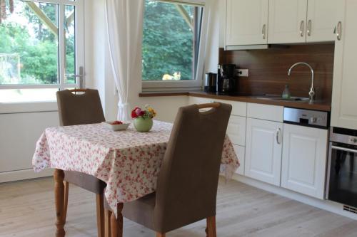 Küchenzeile und Esstisch