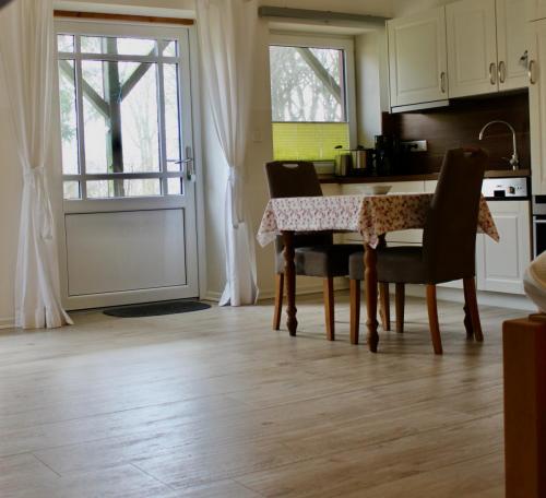 Küchenzeile und Esstisch